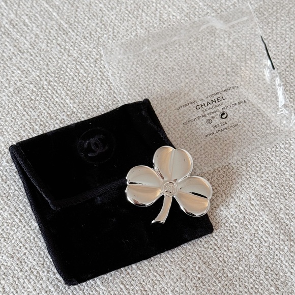Chanel Beauty Silver Clover Brooch - Picture 3 of 3